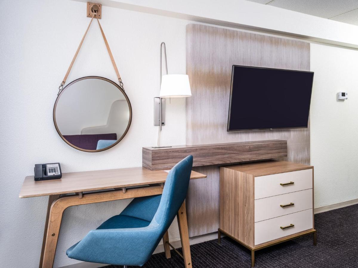 Crowne Plaza Milwaukee South By Ihg Exterior foto