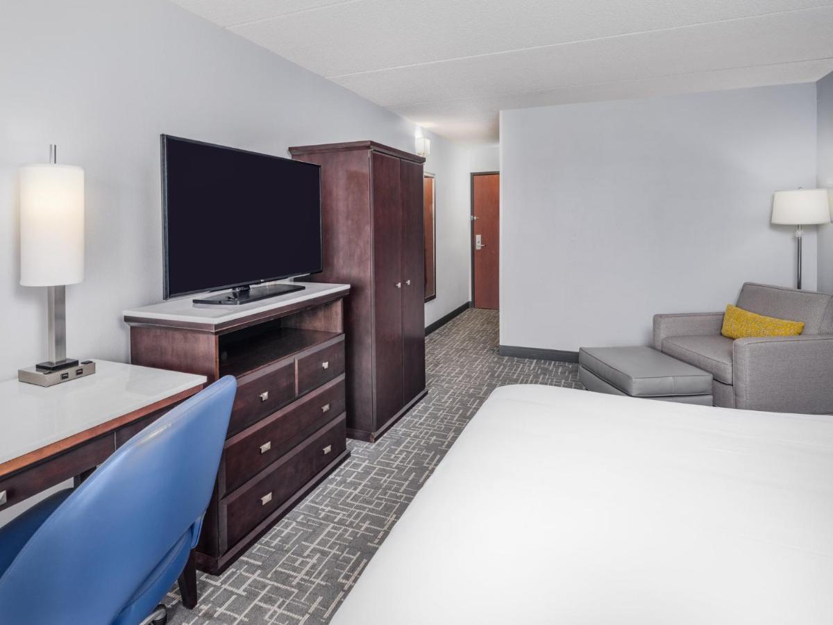 Crowne Plaza Milwaukee South By Ihg Exterior foto